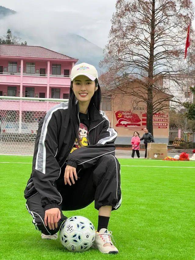 足球门将赵丽娜身高_赵丽娜是不是足球冠军_足球冠军是赵丽娜吗