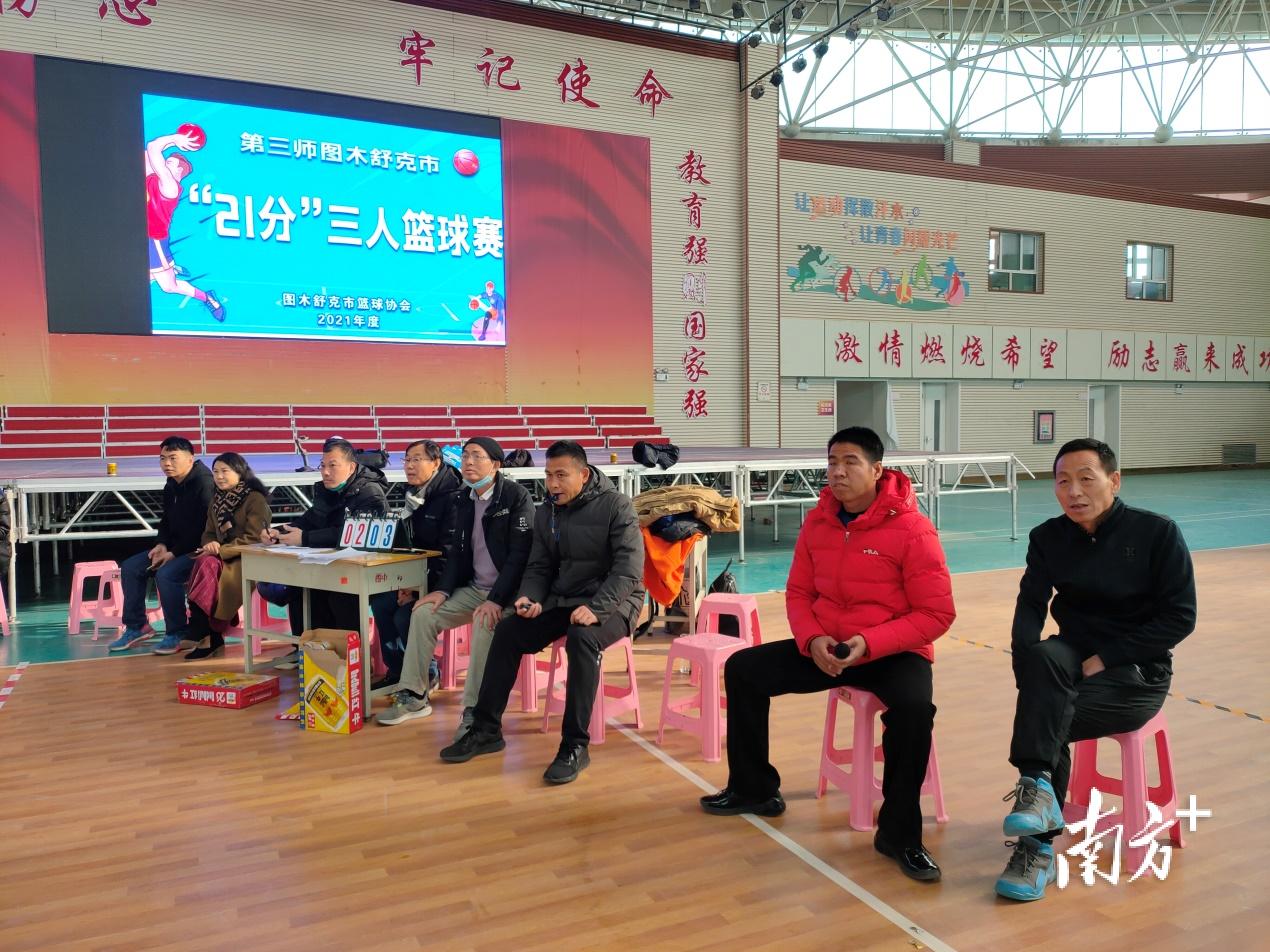 3人篮球裁判员站位_篮球三人裁判的名称_三人篮球比赛裁判规则